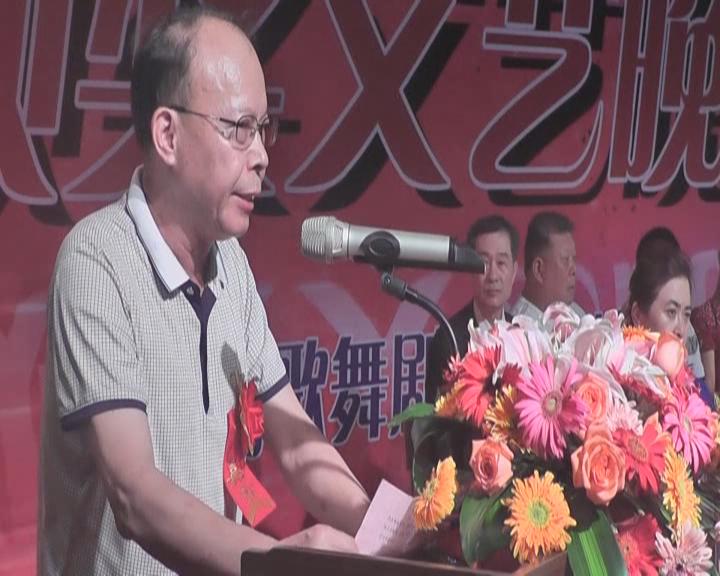 翔安教育局李开明副局长在2015年琼头社区教育促进会颁奖文艺晚会上讲